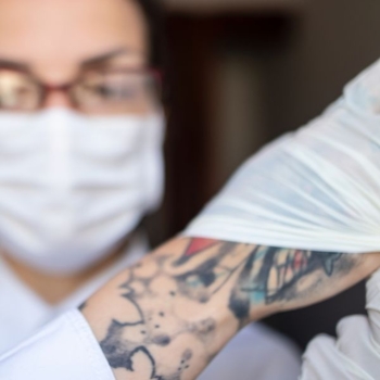 Tattoo Pflegekraft Pflegerin Foto iStock Tamara Jeremic